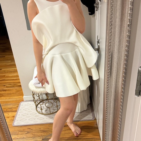 Elegant White Sleeveless Ruffle Dress - Picture 4 of 6
